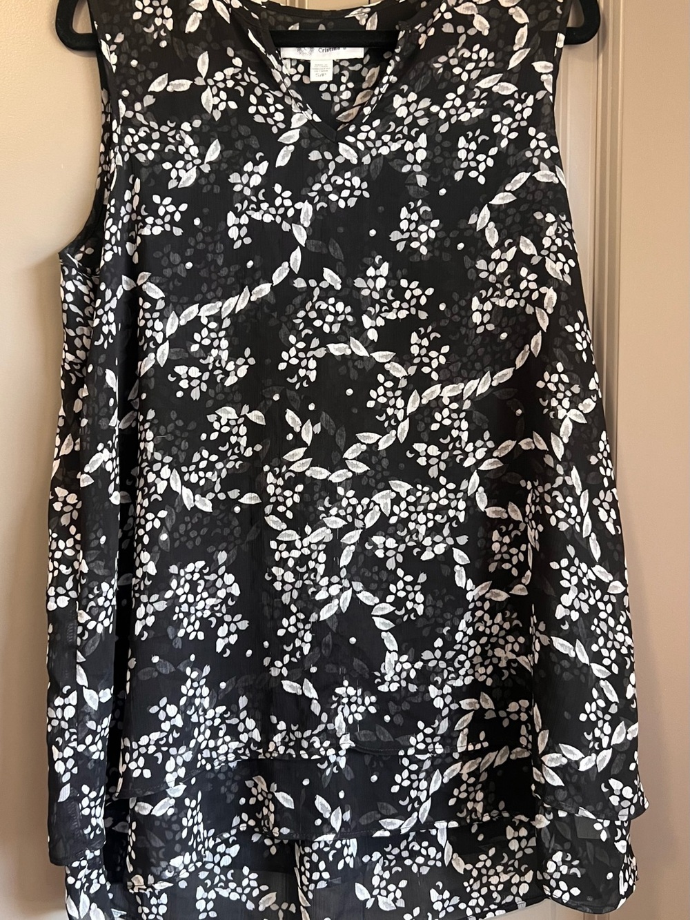 🌸3/$15🌸Sleeveless Black Floral V-Neck Blouse